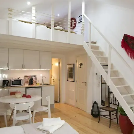 Central Mezzanine Studio Apartment Lisbon